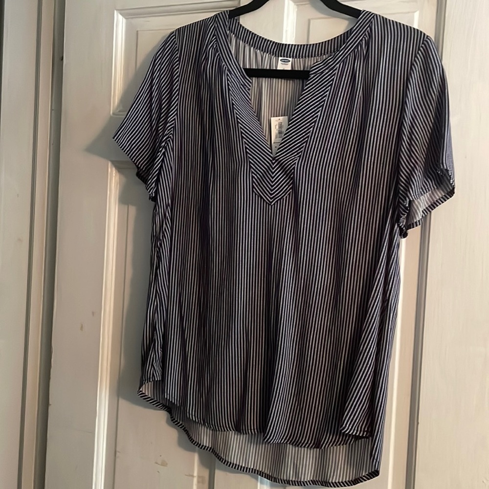Short sleeve blue and white stripe Old Navy top.